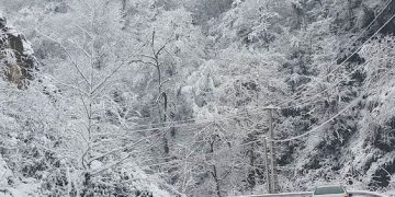 تردد در محورهای کوهستانی گیلان فقط با زنجیر چرخ