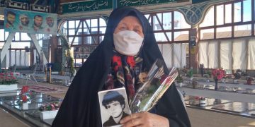 چشم مادر به در خانه سزاوار نبود