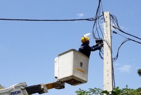 ۴۷۰۰ متر شبکه سیمی فرسوده در لاهیجان با کابل خودنگهدار جایگزین شد