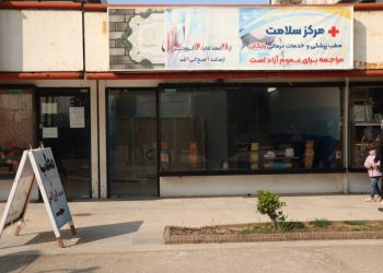 حضور پزشک در فاز تجارت و گردشگری منطقه آزاد انزلی | توزیع رایگان ماسک بهداشتی بین گردشگران