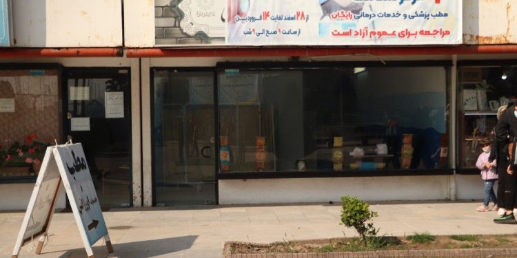 حضور پزشک در فاز تجارت و گردشگری منطقه آزاد انزلی | توزیع رایگان ماسک بهداشتی بین گردشگران