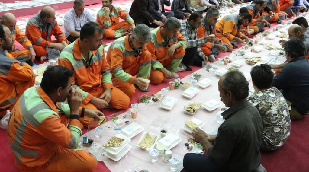 برگزاری ضیافت افطاری شهرداری رشت با حضور پاکبانان و تلاشگران فضای سبز