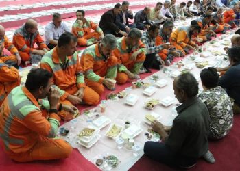 برگزاری ضیافت افطاری شهرداری رشت با حضور پاکبانان و تلاشگران فضای سبز