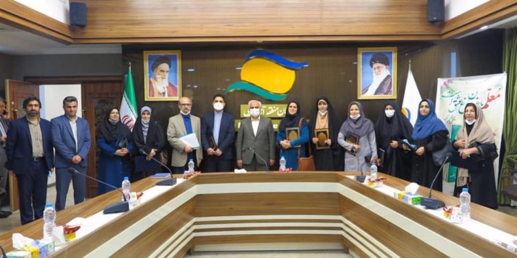 از معلمان نمونه منطقه آزاد انزلی تجلیل شد