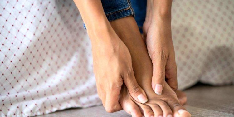 ۴ نشانه در پا، که از وجود مشکل قلبی خبر میدهد