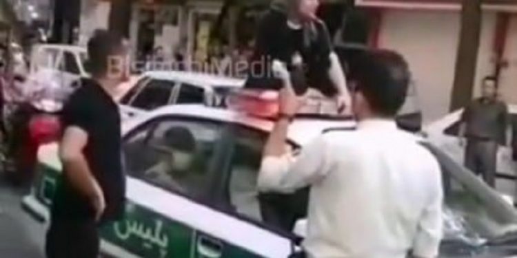ماجرای نشستن یک زن روی سقف ماشین پلیس