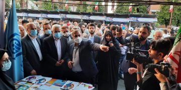 بازدید استاندار گیلان از غرفه اداره کل تامین اجتماعی