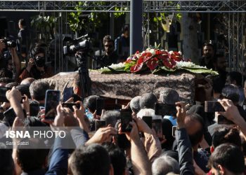 بدرقه پیکر هوشنگ ابتهاج از روبه‌روی تالار وحدت+ تصاویر