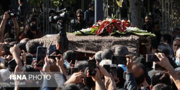 بدرقه پیکر هوشنگ ابتهاج از روبه‌روی تالار وحدت+ تصاویر