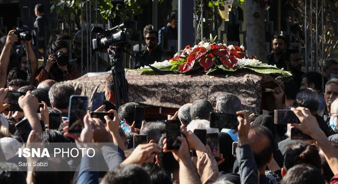 بدرقه پیکر هوشنگ ابتهاج از روبه‌روی تالار وحدت+ تصاویر