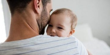 چرا تماس پوست به پوست نوزاد تازه متولد شده با پدر ضرورت دارد؟