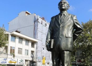 تندیس دکتر مجتهدی بنیانگذار دانشگاه صنعتی شریف در لاهیجان رونمایی شد