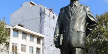 تندیس دکتر مجتهدی بنیانگذار دانشگاه صنعتی شریف در لاهیجان رونمایی شد