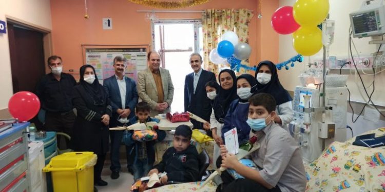 عیادت مدیر کل بیمه سلامت از بیماران بخش دیالیز بیمارستان ۱۷شهریور شهرستان رشت