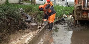 تلاش مدیران مناطق، رؤسای نواحی و اکیپ‌های اجرایی جهت رفع آبگرفتگی و انسداد معابر در مناطق پنجگانه شهر رشت