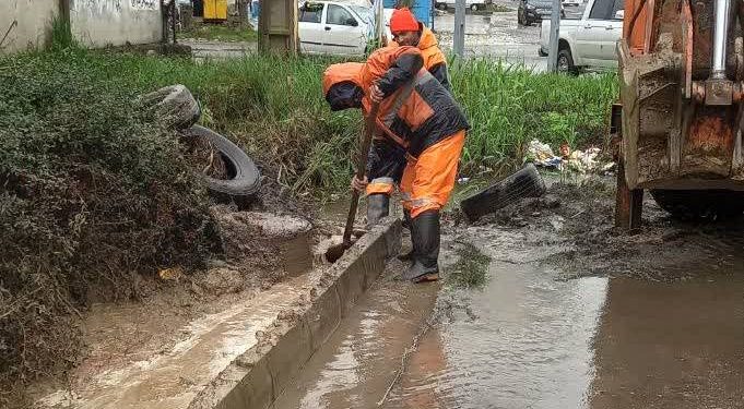 تلاش مدیران مناطق، رؤسای نواحی و اکیپهای اجرایی جهت رفع آبگرفتگی و انسداد معابر در مناطق پنجگانه شهر رشت