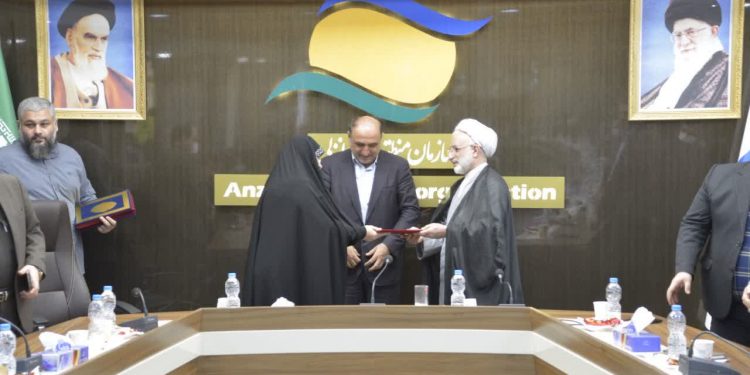 از کارکنان ایثارگر شاغل در سازمان منطقه آزاد انزلی تجلیل به عمل آمد