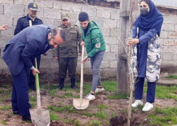 برگزاری مراسم روز درختکاری به همت شهرداری و با حضور دانش‌آموزان در بندر کیاشهر