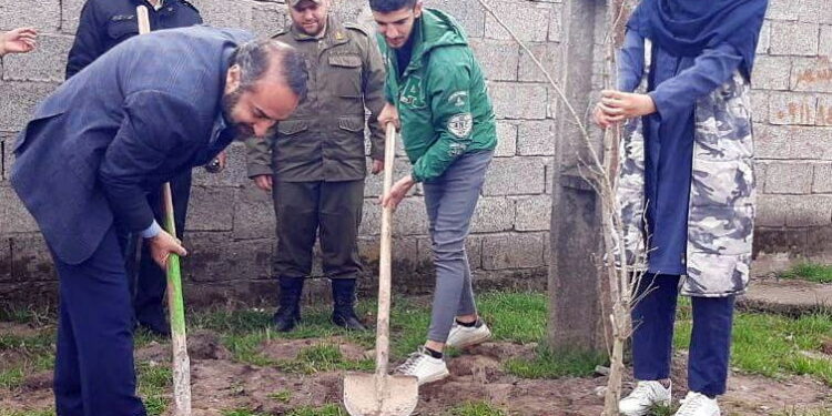 برگزاری مراسم روز درختکاری به همت شهرداری و با حضور دانشآموزان در بندر کیاشهر