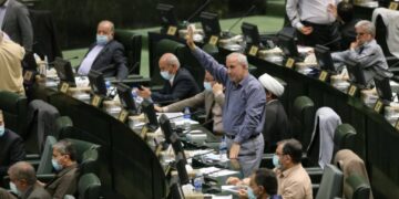 طرح سوال جبار کوچکی نژاد از وزرای اقتصاد و ارتباطات در صحن مجلس