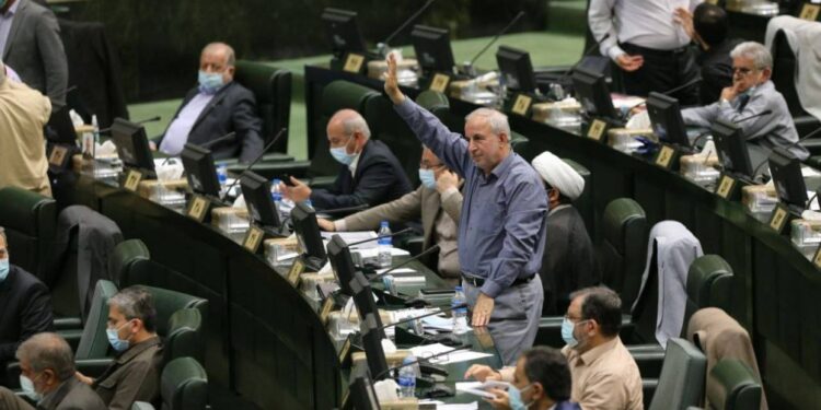 طرح سوال جبار کوچکی نژاد از وزرای اقتصاد و ارتباطات در صحن مجلس