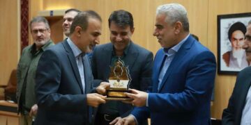 اداره کل بیمه سلامت استان گیلان موفق به دریافت لوح تقدیروتندیس«دستگاه برتر» شد