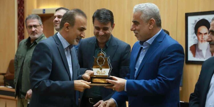 اداره کل بیمه سلامت استان گیلان موفق به دریافت لوح تقدیروتندیس«دستگاه برتر» شد