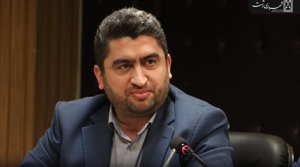 نصب پلاک افتخار بر سر در منزل قهرمانان در محدوده شهرداری منطقه یک رشت