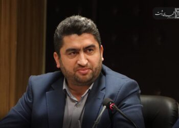 نصب پلاک افتخار بر سر در منزل قهرمانان در محدوده شهرداری منطقه یک رشت