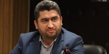 نصب پلاک افتخار بر سر در منزل قهرمانان در محدوده شهرداری منطقه یک رشت