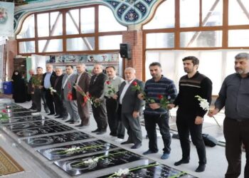 با حضور مدیر مخابرات منطقه گیلان غبارروبی گلزار شهدای رشت در هفته پدافند غیرعامل