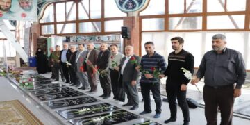 با حضور مدیر مخابرات منطقه گیلان غبارروبی گلزار شهدای رشت در هفته پدافند غیرعامل