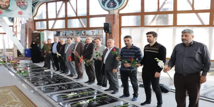 با حضور مدیر مخابرات منطقه گیلان غبارروبی گلزار شهدای رشت در هفته پدافند غیرعامل