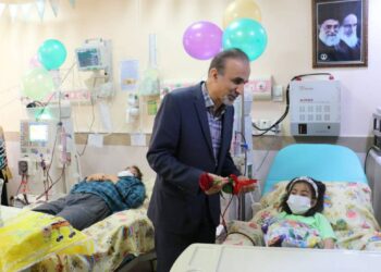 عیادت مدیر کل بیمه سلامت از بیماران بخش دیالیز بیمارستان ۱۷ شهریور شهرستان رشت