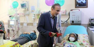 عیادت مدیر کل بیمه سلامت از بیماران بخش دیالیز بیمارستان ۱۷ شهریور شهرستان رشت