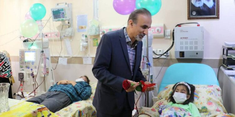 عیادت مدیر کل بیمه سلامت از بیماران بخش دیالیز بیمارستان ۱۷ شهریور شهرستان رشت