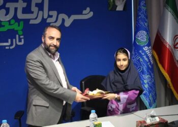 احکام اولین شهرداران مدرسه بندر کیاشهر اهداء شد