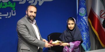 احکام اولین شهرداران مدرسه بندر کیاشهر اهداء شد