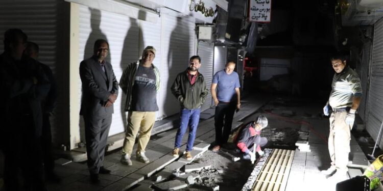 عملیات اصلاح کفپوش بازار بزرگ رشت به صورت شبانه انجام می شود