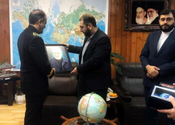 تجلیل مدیرعامل سازمان منطقه آزاد انزلی از فرمانده ناوگان شمال