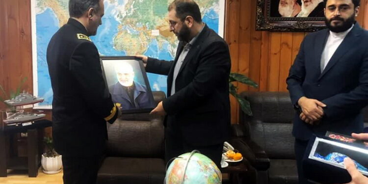 تجلیل مدیرعامل سازمان منطقه آزاد انزلی از فرمانده ناوگان شمال