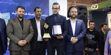 تجلیل از دو سرمایه گذار و صادرکننده منطقه آزاد انزلی