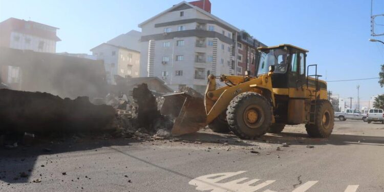 تخریب املاک تملک شده با هدف بازگشایی محور خیابان سعدی _ خیابان سرگل