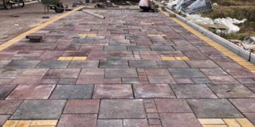 عملیات نصب کفپوش بتنی پیاده راه تالاب حاجی‌آباد لاهیجان آغاز شد