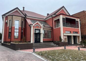 سرای تجاری ایرانیان در آستراخان روسیه متعلق به اتاق بازرگانی ایران است