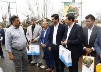 مسافران نوروزی لاهیجان مورد استقبال مسئولین این شهر قرار گرفتند