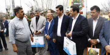 مسافران نوروزی لاهیجان مورد استقبال مسئولین این شهر قرار گرفتند