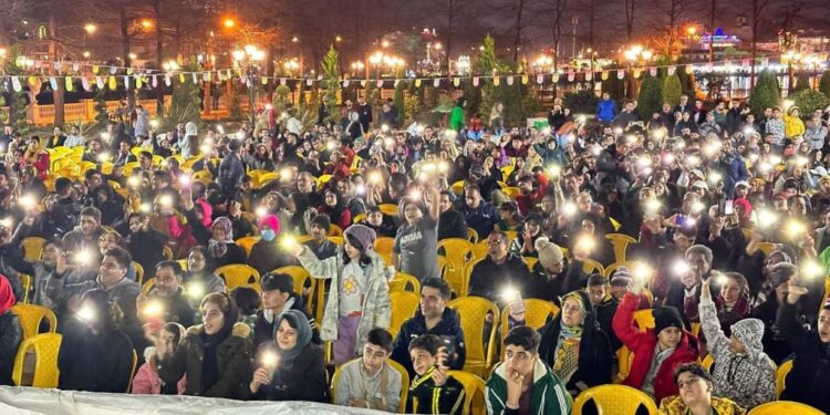 دومین شب جشنواره نوروزی شهرداری لاهیجان در جزیره استخر برگزار شد