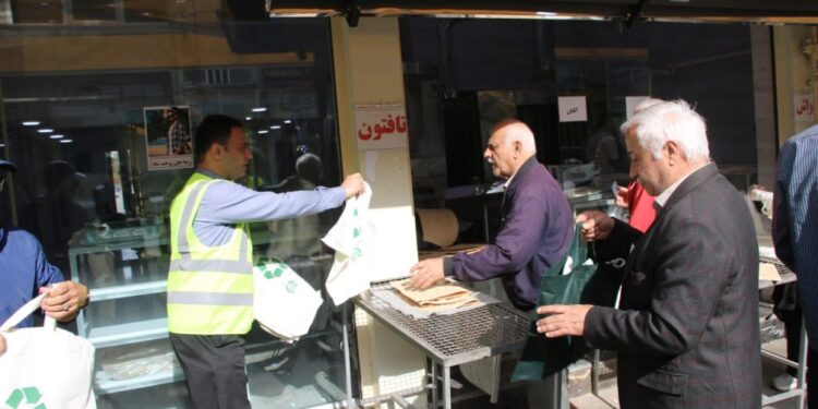 توزیع کیسه های پارچه ای در بین شهروندان توسط شهرداری لاهیجان