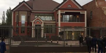 سرای تجاری ایرانیان در آستراخان؛ دعوا بر سر سندی که امکان انتقال ندارد